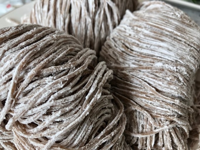 직접 뽑아낸 메밀면